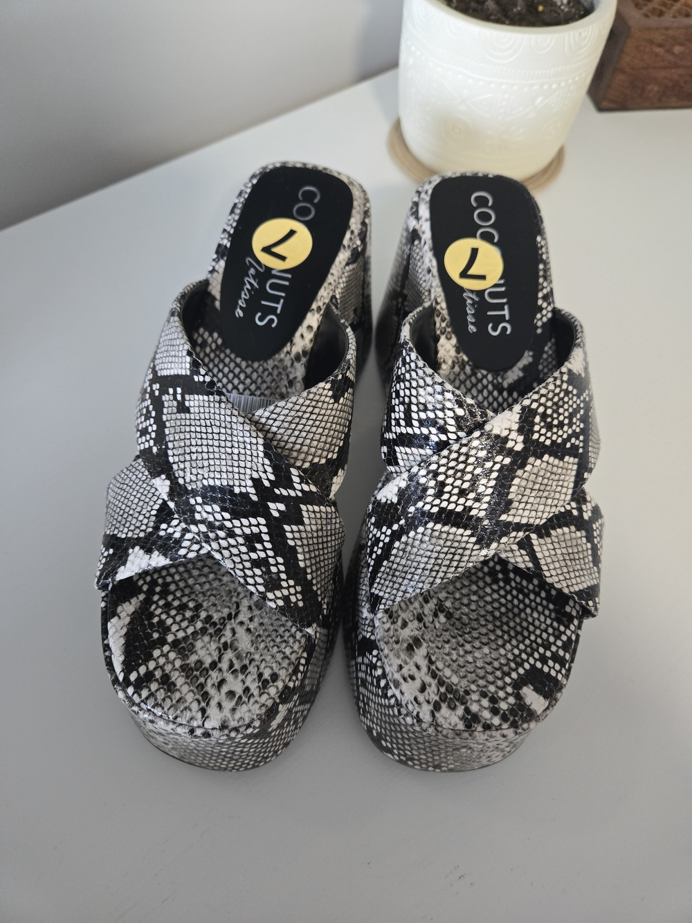 Coconuts by Matisse black + white snakeskin print platform slides, size 7 + new - Picture 3 of 4
